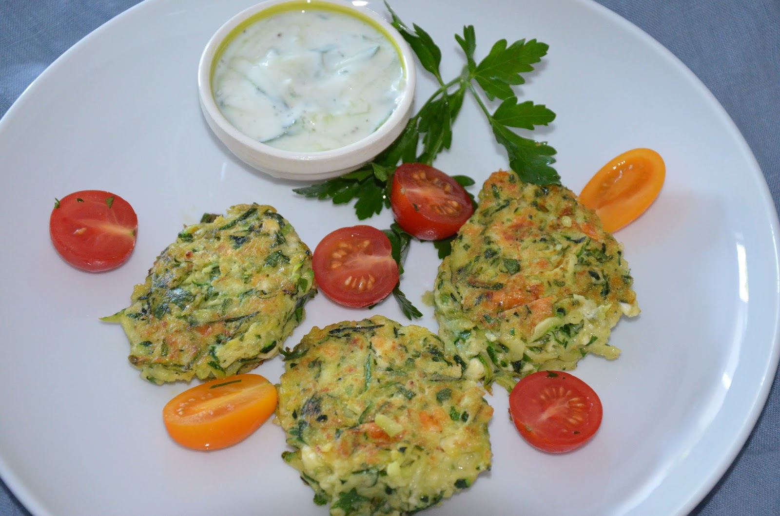 Zucchini-Taler mit Gurken-Knoblauch-Dip Low Carb - Rezeptra - Food and More