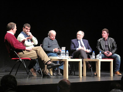Misha Glenny, periodista anglès, Kostas Vaxevanis, periodista grec, José Martí Gómez, moderador, Ernesto Ekaizer, periodista argentí, i Carles Quílez, periodista català. 