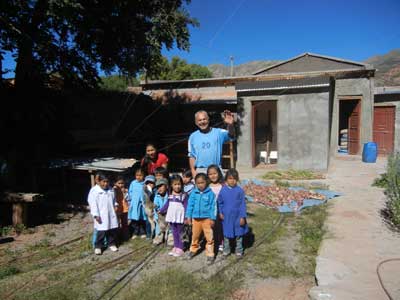 Heute war der Kindergarten zu Besuch im Pfarrhaus, sie wollten auch die beiden Nandus kennenlernen.