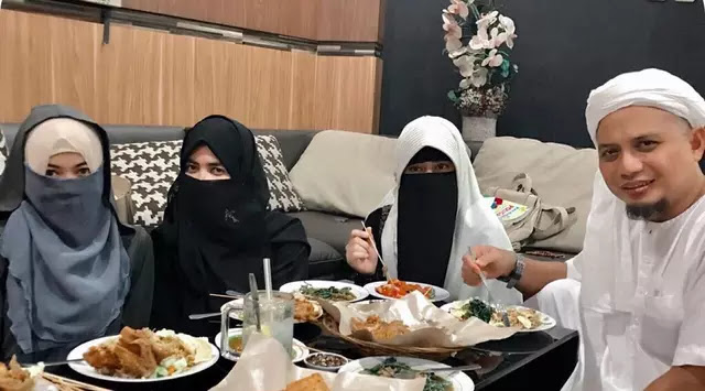 Foto Ustaz Arifin Ilham Makan Dengan Tiga Istrinya Menjadi Viral