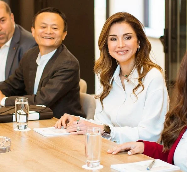Queen Rania visited Edraak together with Mr. Jack Ma, Executive Chairman of Alibaba Group. Edraak CEO Shireen Yacoub. Style of Queen Rania, dress