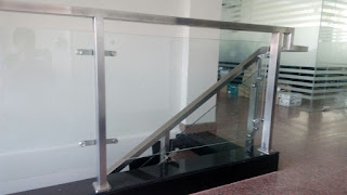 model railing tangga kaca