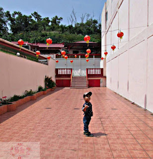 Jalan masuk menuju ke Vihara Dharma Bakti