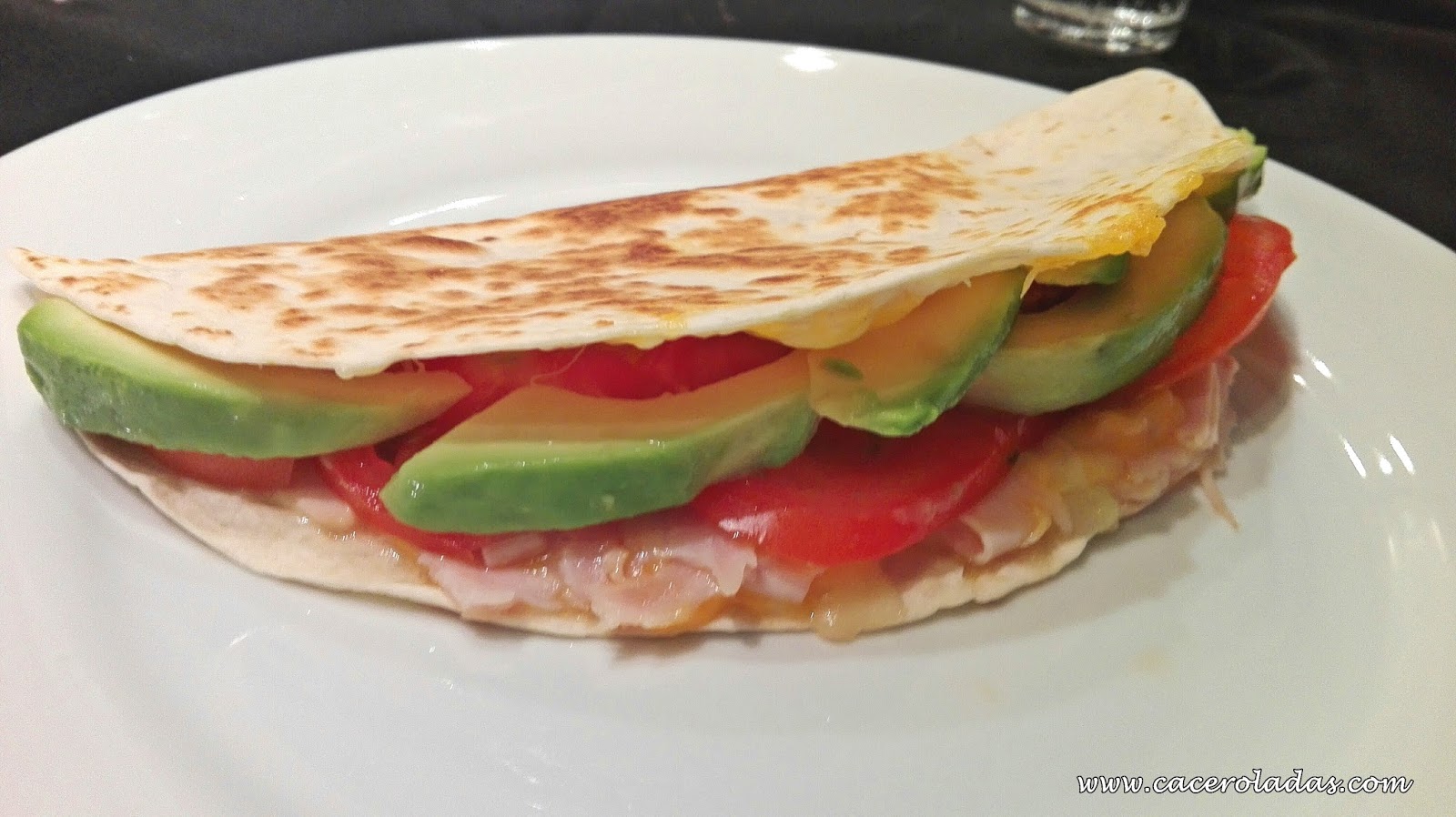 Quesadilla de aguacate y pollo con queso Caceroladas