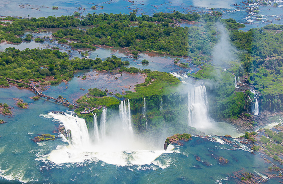 Sobrevolando las cataratas de Iguazu. Argentina