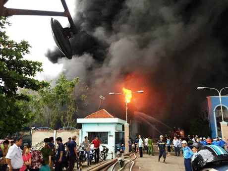 Lua thieu rui 12.000m2 kho thanh pham va nguyen lieu cua cong ty nem Van Thanh - Anh 2