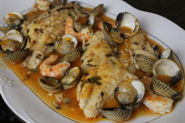 Dorada con berberechos y langostinos