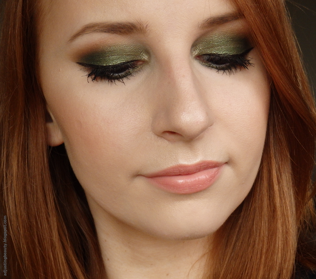 Forest green eye makeup Adjusting Beauty