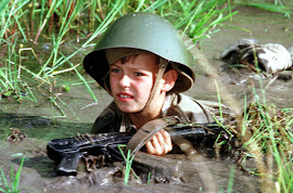 KOLYA (9 años) ENTRENAMIENTO VACACIONES VERANO (1997) CAMPAMENTO MILITAR NIÑOS FUTURO EJÉRCITO RUSO