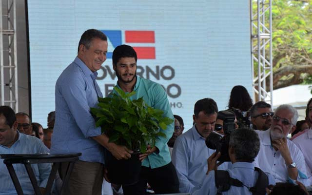 Rui entrega rodovia, anuncia mais obras e convênios em Morro do Chapéu