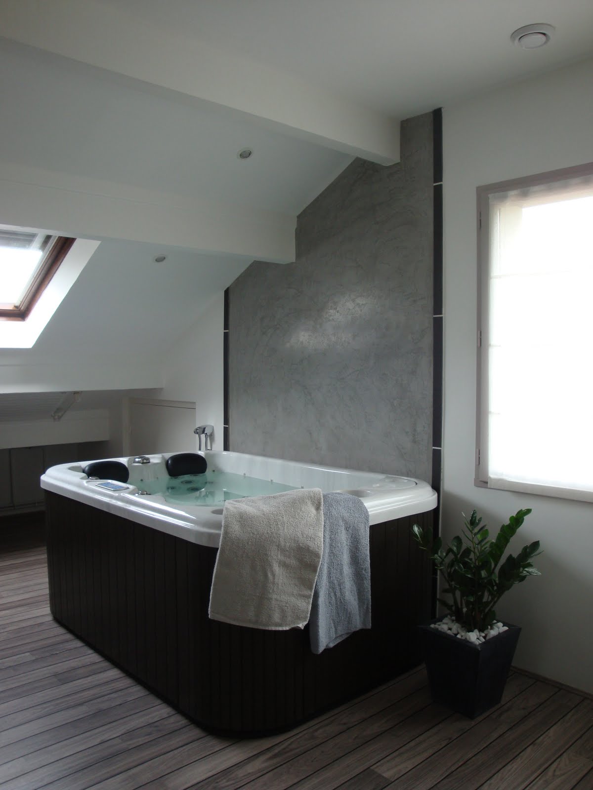 cmaligne Salle de bains entre gris clair et gris foncé