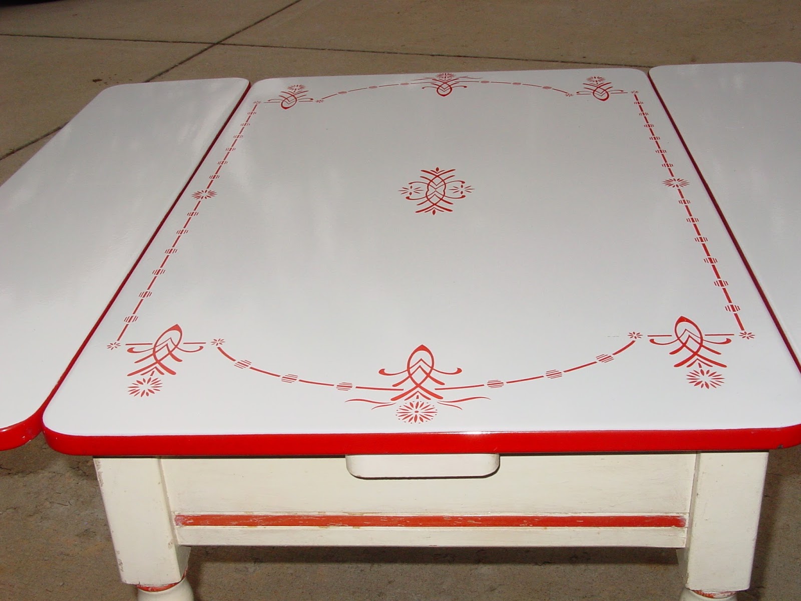 Fox Den Findings Enamel Top Kitchen Table with 2 Leaves C19301940