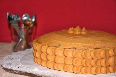 Pastís de nata i caramel amb decoració de buttercream