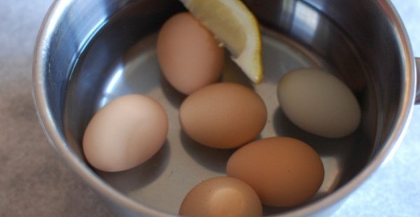 Βάζει τα αυγά να βράσουν και ρίχνει μέσα μια φέτα λεμόνι. Ο λόγος; Πανέξυπνος!