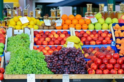 Puesto de frutas en el mercado del pueblo - Uvas, Duraznos, Naranjas, Plátanos, Limones, Kiwis y Manzanas.
