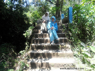 berfoto bersama di tangga menuju air terjun palak siring