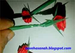 langkah cara membuat bunga mawar dari kertas 10