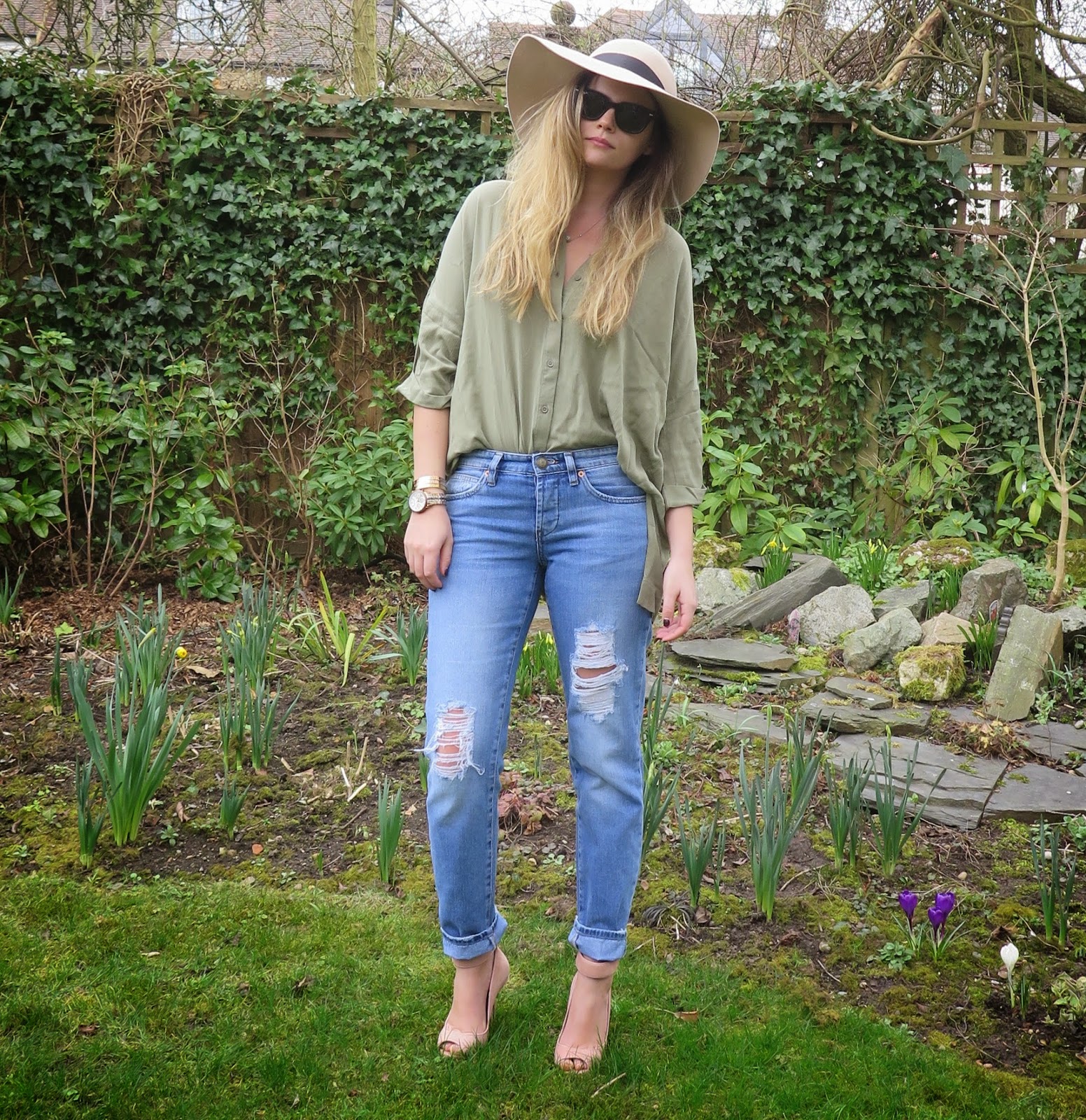 Boyfriend Jeans and Baggy Shirt - Jessica Chelsea