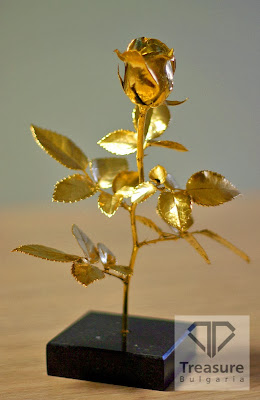 Луксозен подарък Позлатена роза Трежър България