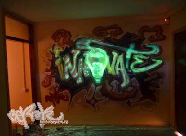 Graffiti bombilla fluorescente poltergeist