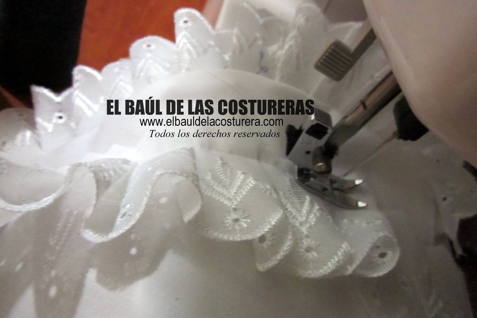 Jabot de tira bordada