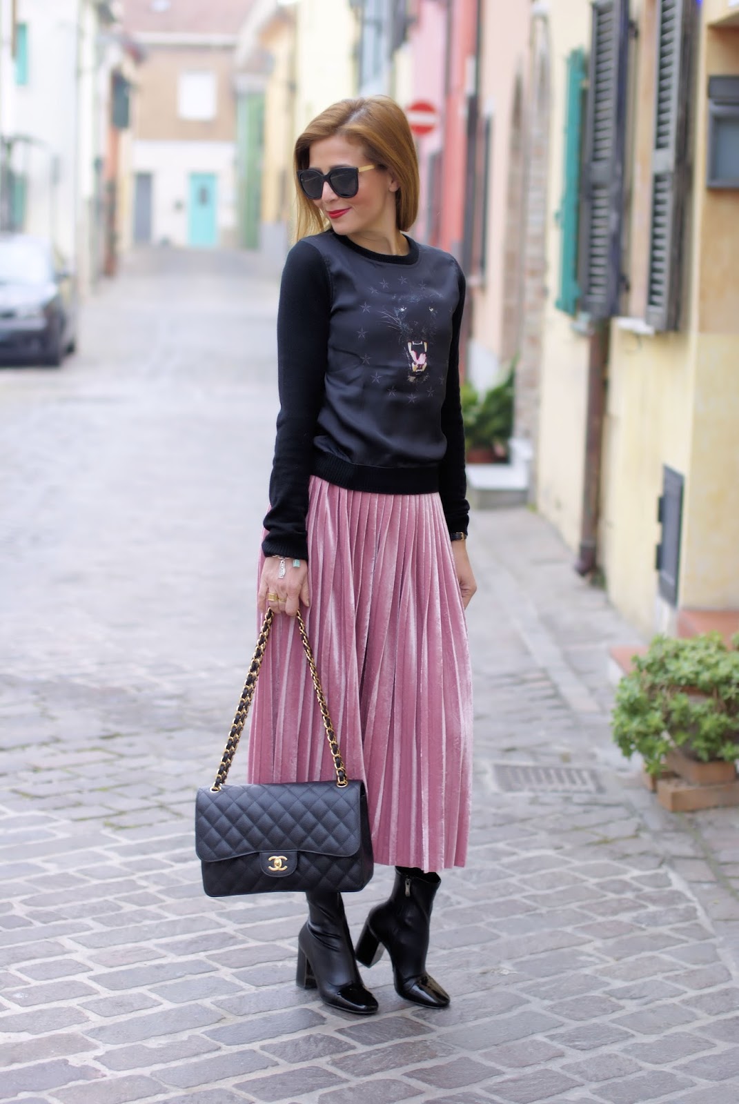  pink pleated velour skirt, Giovanni Fabiani shoes, Chanel 2.55 caviar on Fashion and Cookies fashion blog, fashion blogger style