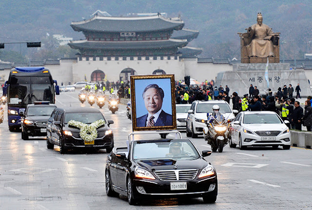 Comitiva fúnebre del expresidente surcoreano Kim Young-sam pasando por Gwanghwamun en Seúl