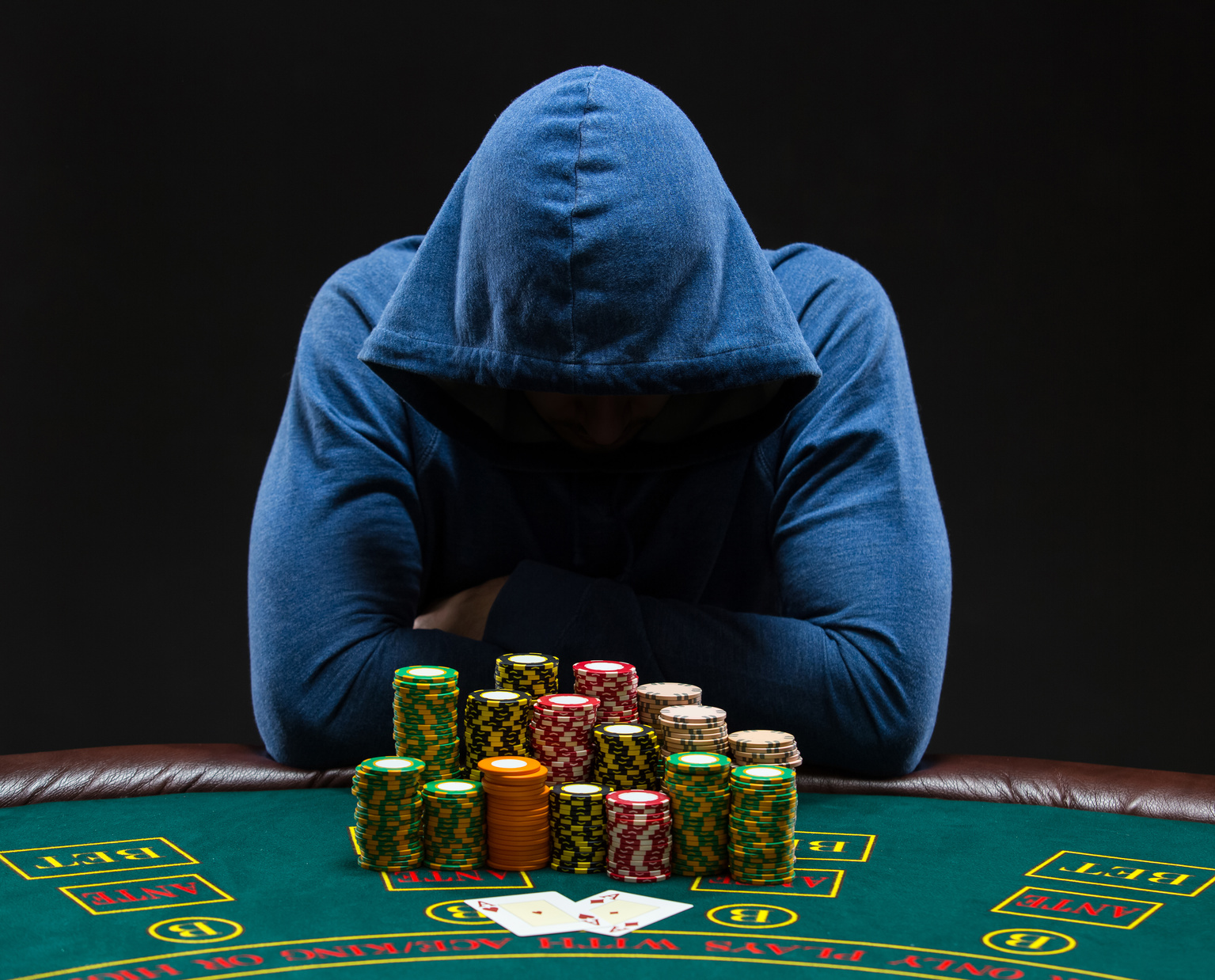 Крах игра на деньги. Проиграл в казино. Зависимость от азартных игр. Проигрыш в казино. Игровая зависимость казино.