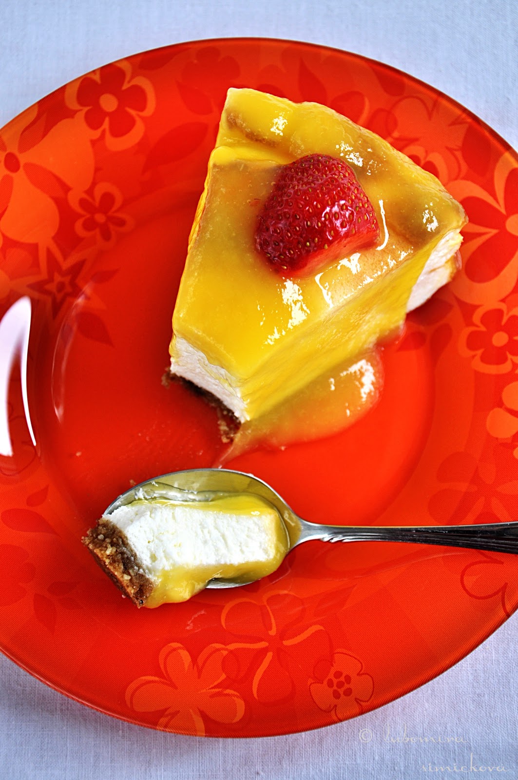 CoLoRes, SaBoRes, oLoRes...CoLoRs, TaSTeS, SmeLLS sour cream cake with