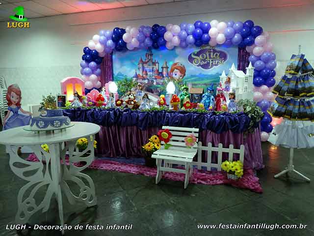 Decoração Princesa Sofia - Mesa forrada com pano de cetim