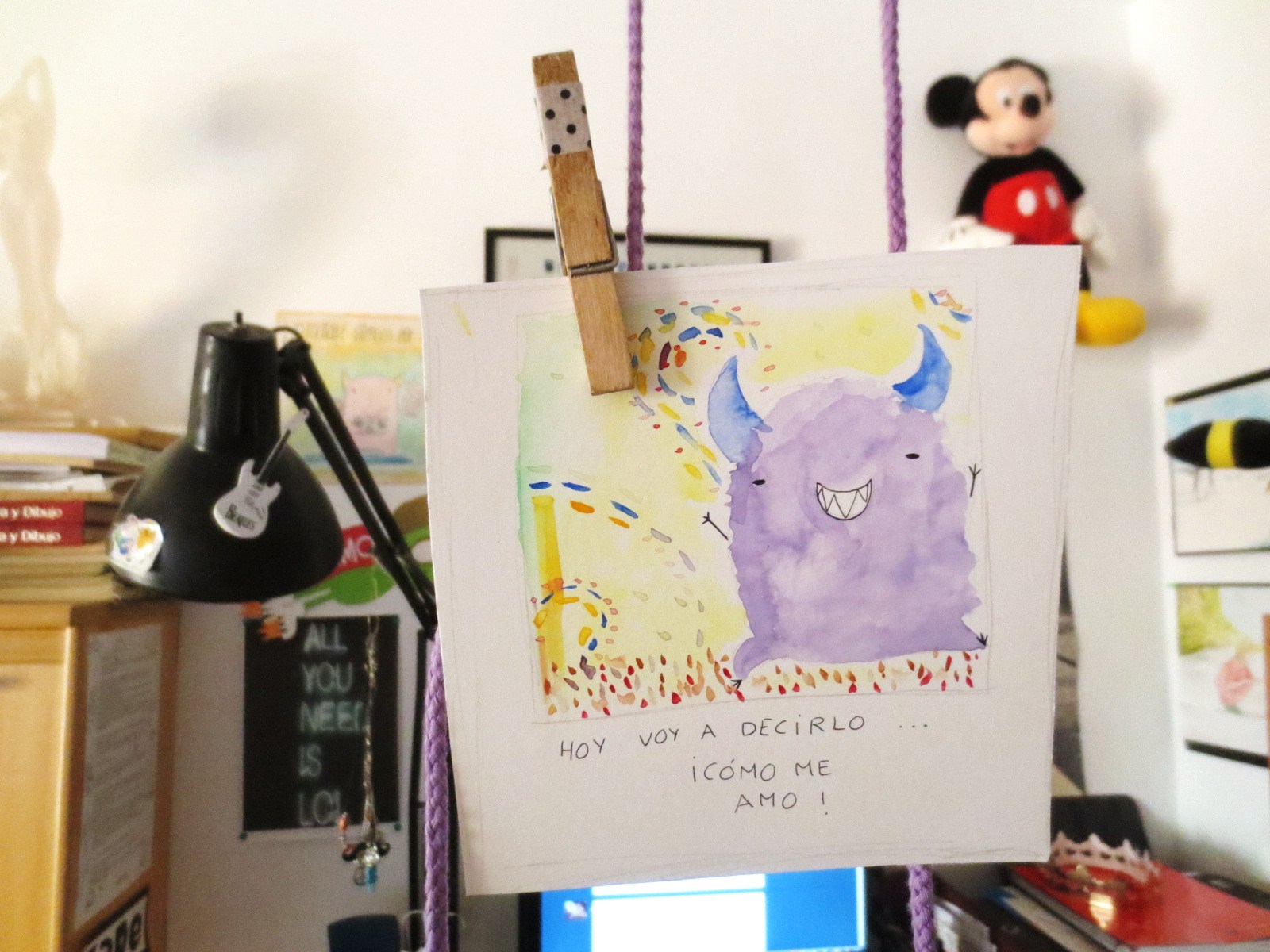 dibujo en acuarela de monstruo colgado con pinzas dibujo en acuarela de monstruo colgado con pinzas