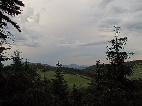 Widok ze stoku Waligóry na północny zachód.