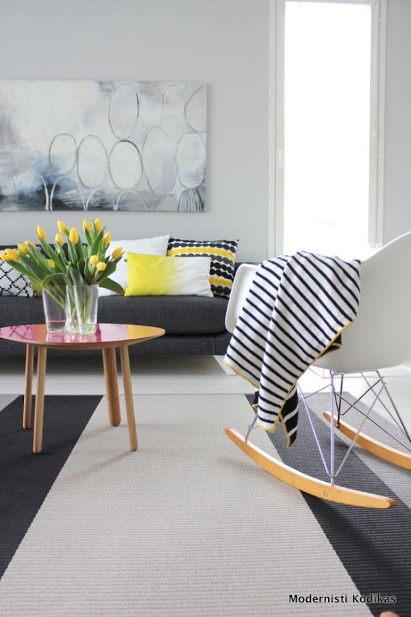 Salón con pequeños toques en amarillo