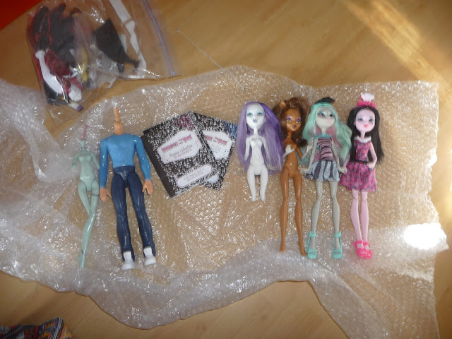 Monster High G1 Doll Lot Jinafire Locker Case Posea Reef Ari Abbey