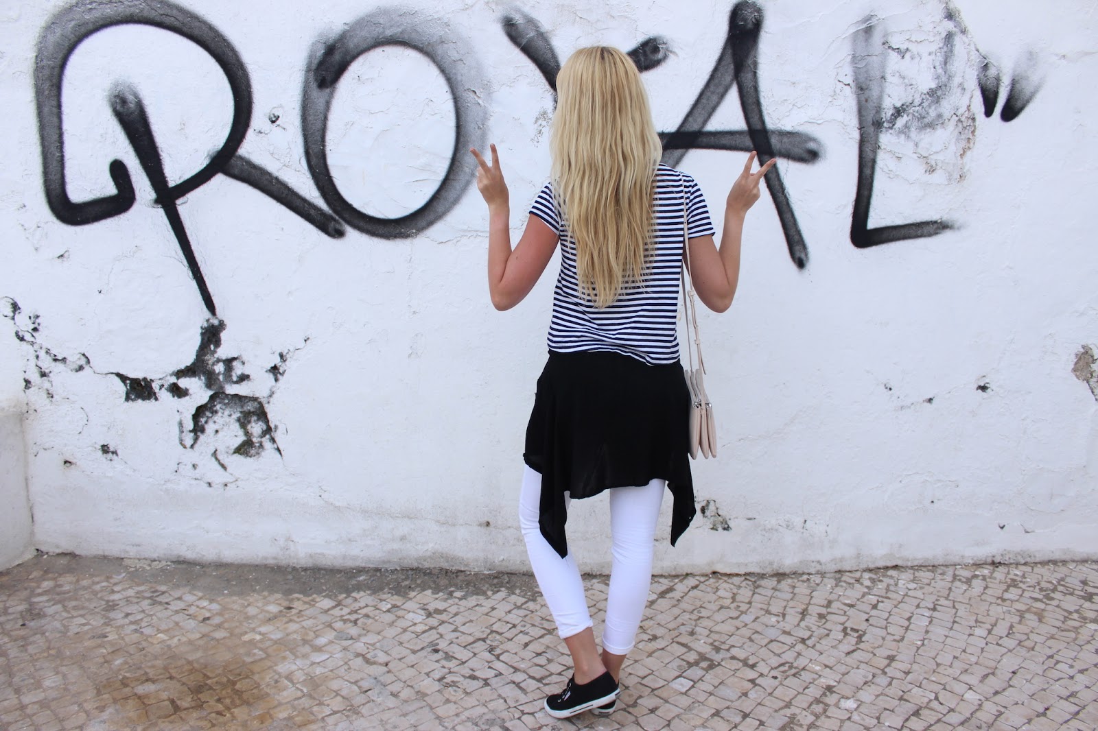 TheBlondeLion Superga Sneakers Stripes red lips white Algarve Travel Albufeira