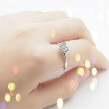 una mano que lleva puesto un anillo con forma de corazon