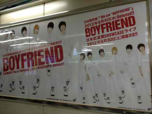 [PICTURES] Boyfriend's Japan Debut Poster at Harajuku station! | Daily