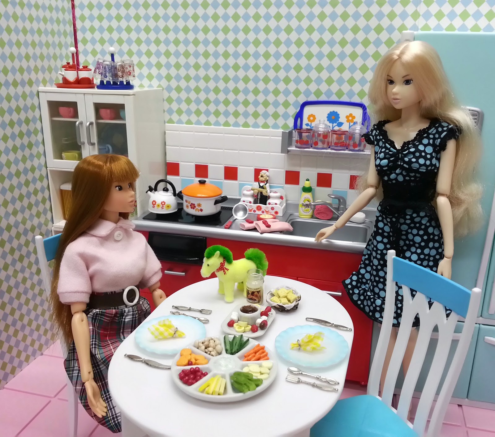 Пластилин для барби. Пластилиновая еда для кукол Барби. Посуда для кукол Барби. Еда из пластилина для кукол Барби. Еда для Барби своими руками.