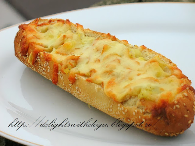 Mini baghete cu cartofi usturoi si cascaval afumat