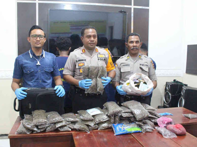 Polres Jayapura Kota Bekuk Pengedar Ganja dari KM Dobonsolo Polres Jayapura Kota Bekuk Pengedar Ganja dari KM Dobonsolo