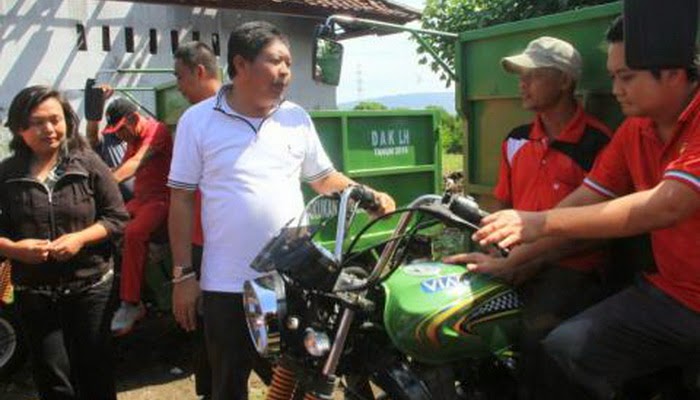 Gilimanuk Dibersihkan, Bupati Artha Bagikan Moci