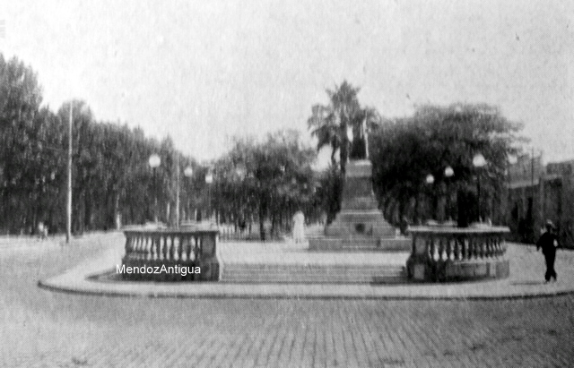 Estatua a Fray Luis Beltrán y entrada al Paseo de la Alameda. (c.1920 ...
