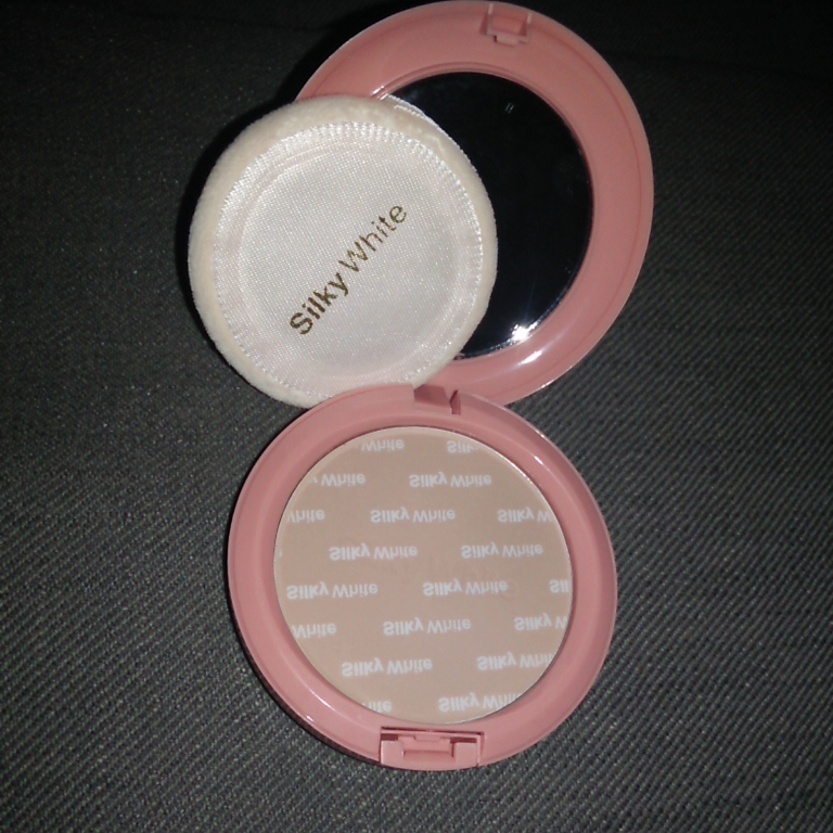 AdhwaRosln Silky White pressed Powder SPF 15 Review