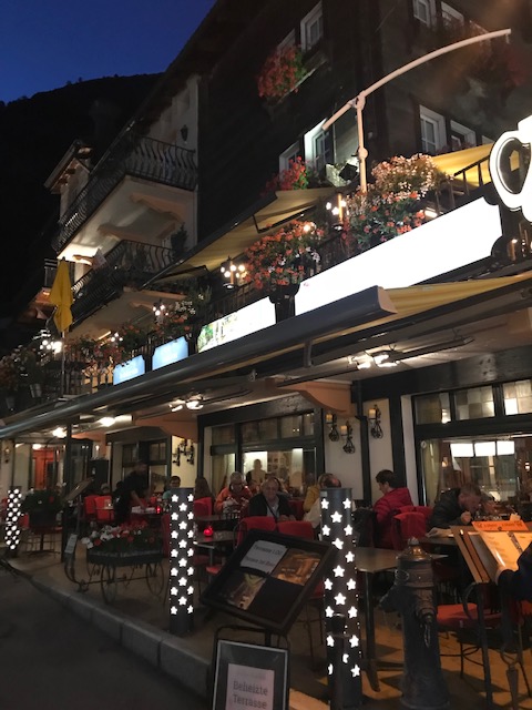 スイス・ツェルマットのレストランでチーズフォンデュかラクレットを食べてみたかったけど。