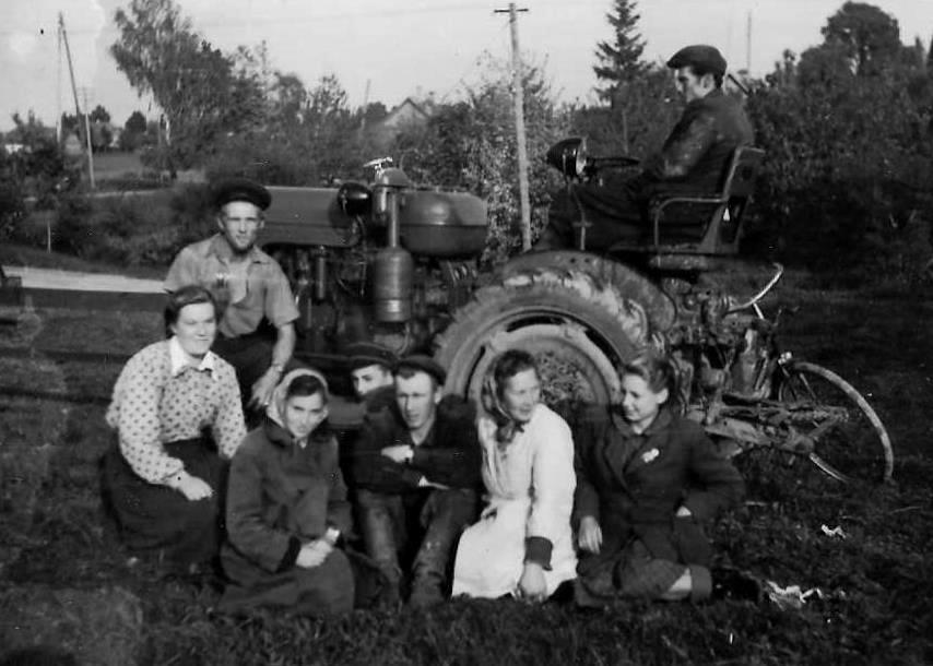 Pirmais traktors kolhozā ,, Valle ". Nopirkts ap 1957 / 1958 gadu. Traktorists Baltulis