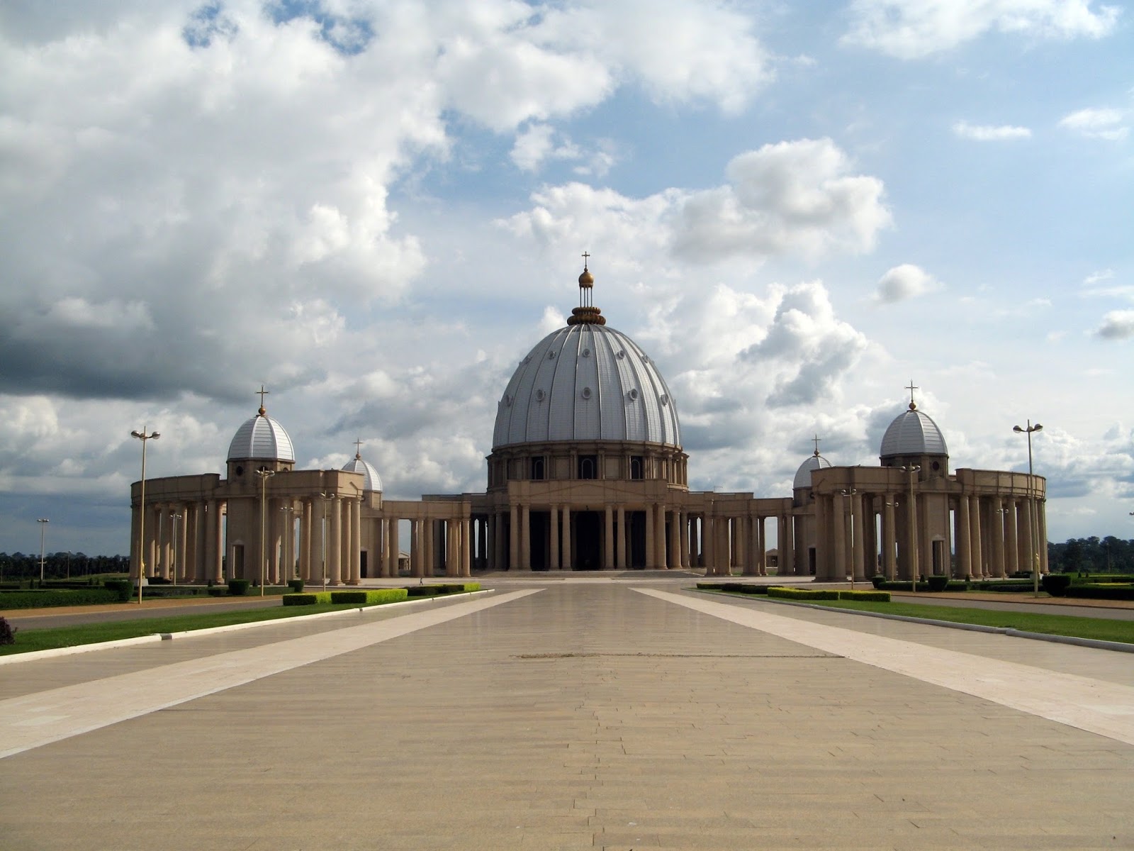 Gambar Gereja Basilica of Our Lady of Peace