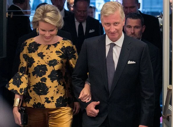 Queen Mathilde wore Natan trousers and Natan blouse and she wear Tikli Jewelry gold pleated drop earrings and cuf bracelet