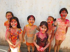 Effective ways of removing Holi stains from clothes