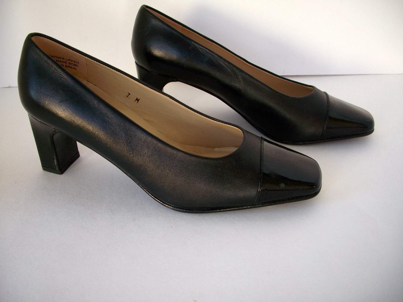 etienne aigner classic pumps