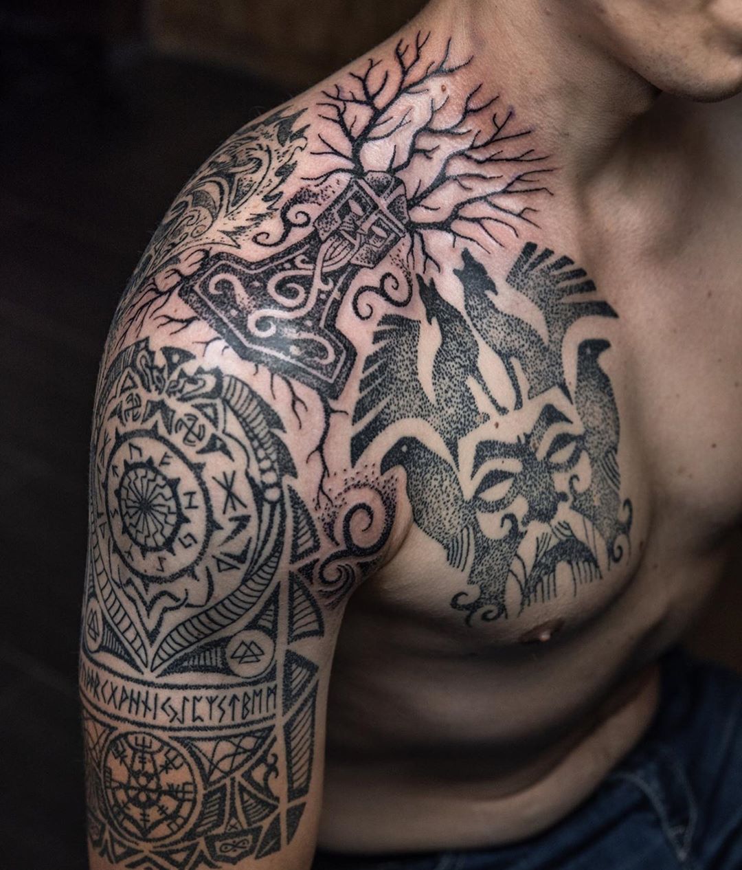 tatuaje de Yggdrasil vikingo, el arbol del mundo